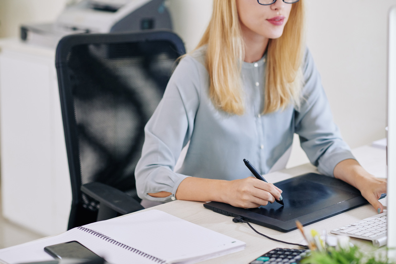 kartvizit tasarımı yapan grafiker