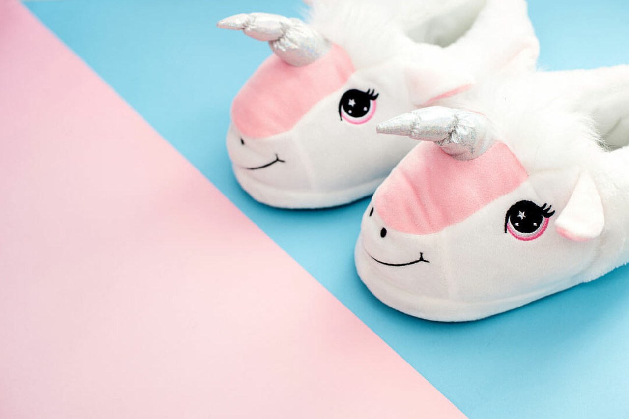 tek boynuzlu at şeklinde panduflar