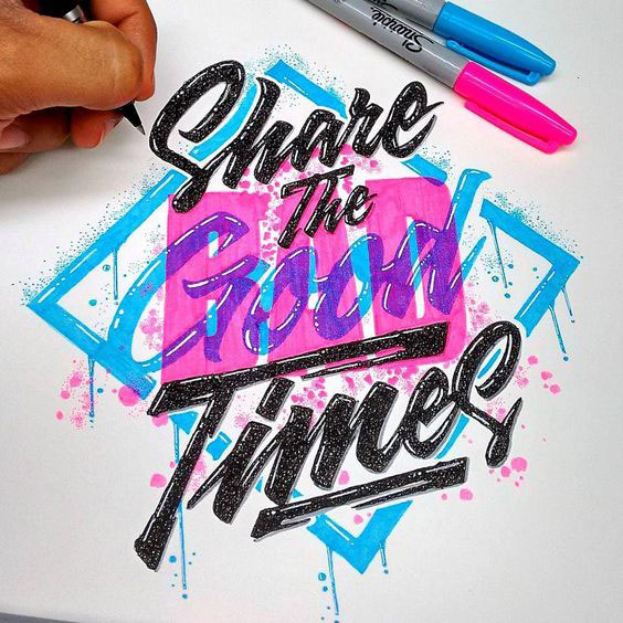 mavi pembe ve siyah renkli kalemle çizim yapmak için kalem tutan el