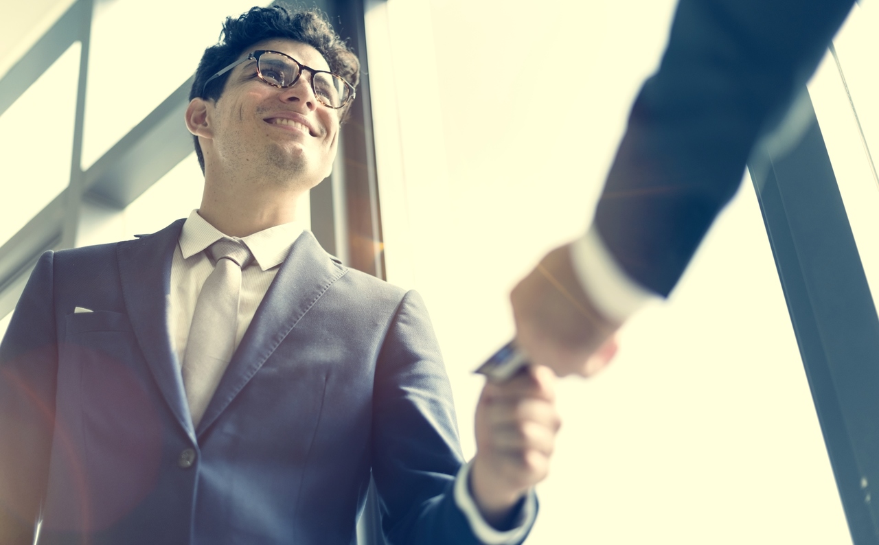 daha sonra görüşmek üzere kartvizit alan iş adamı, kartvizit nasıl yapılır