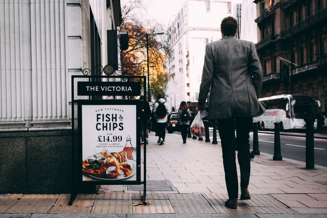 ürün fiyatları hakkında bilgilendiren restoran posteri