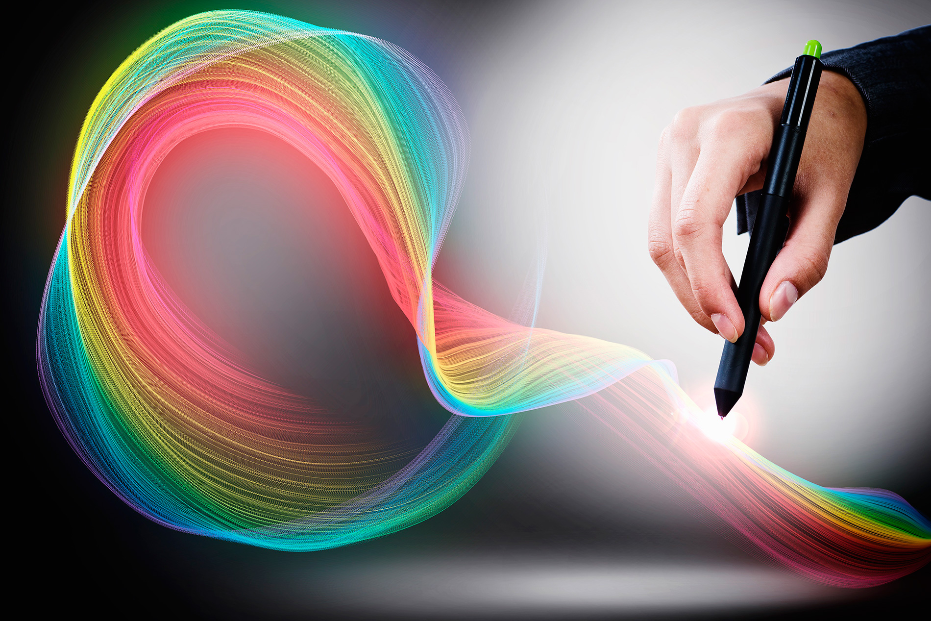 elindeki kalem ile farklı renklerde çizgiler çizerek yaratıcı tasarım sürecini özetleyen adam