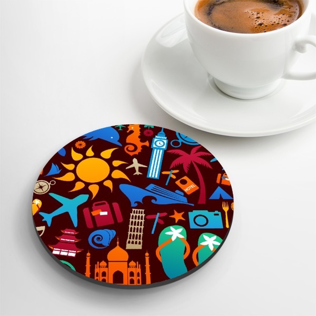 Türk kahvesi dolu fincan ve yanında duran rengarenk bardak altlığı