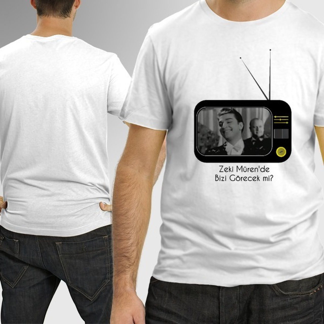 üzerinde esprili bir mesaj bulunan baskılı tişört giyen adamın önden ve arkadan görünümü