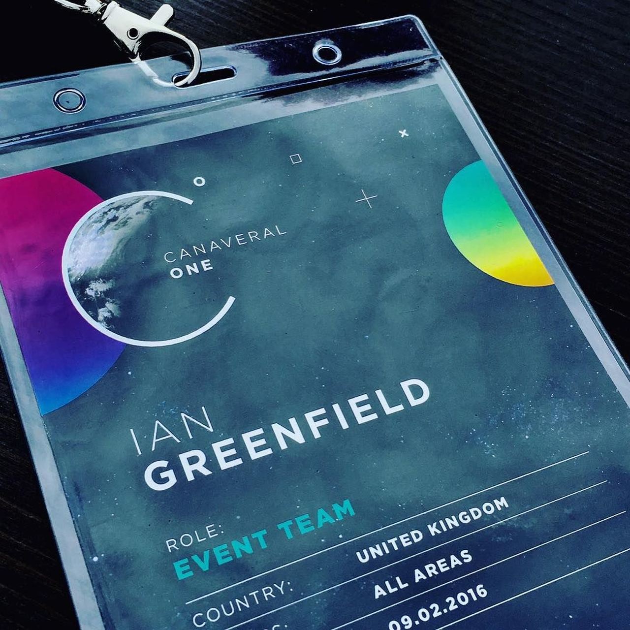 Etkinlikte çalışan kişilere verilen yaratıcı ve renkli bir yaka kartı örneği