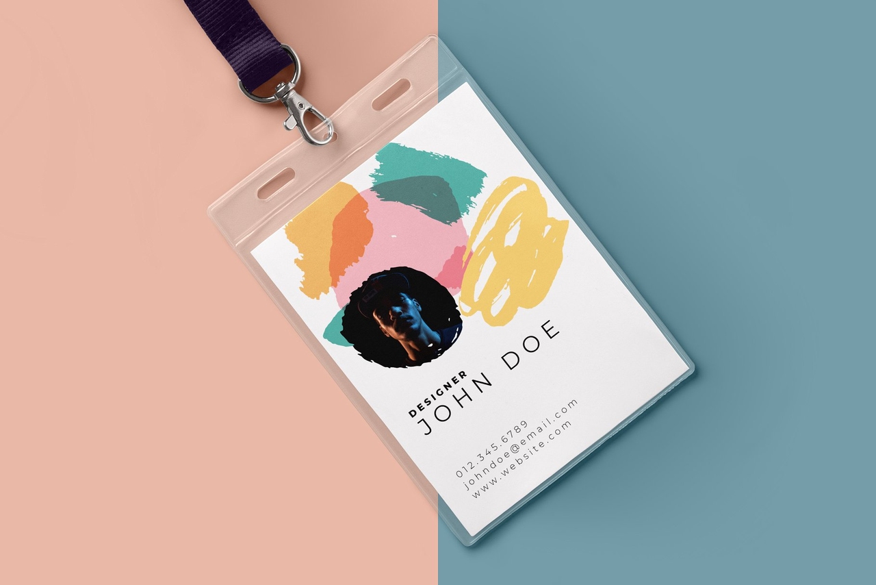 Çalışan hakkında bilgi veren renkli ve fotoğraflı yaka kartı ve ona bağlı yaka kartı ipi