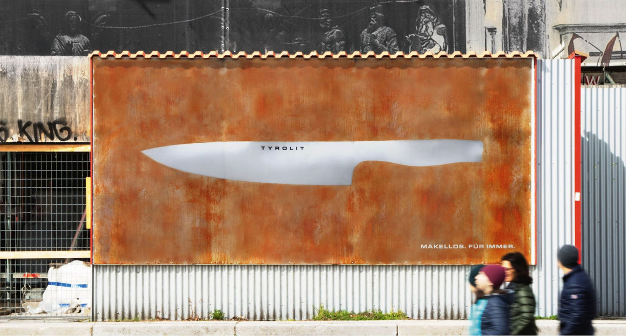 Tyrolit marka bıçak üreticisinin paslı bir demir yüzey üzerinde kullandığı paslanmaz bıçak konulu billboard reklamı