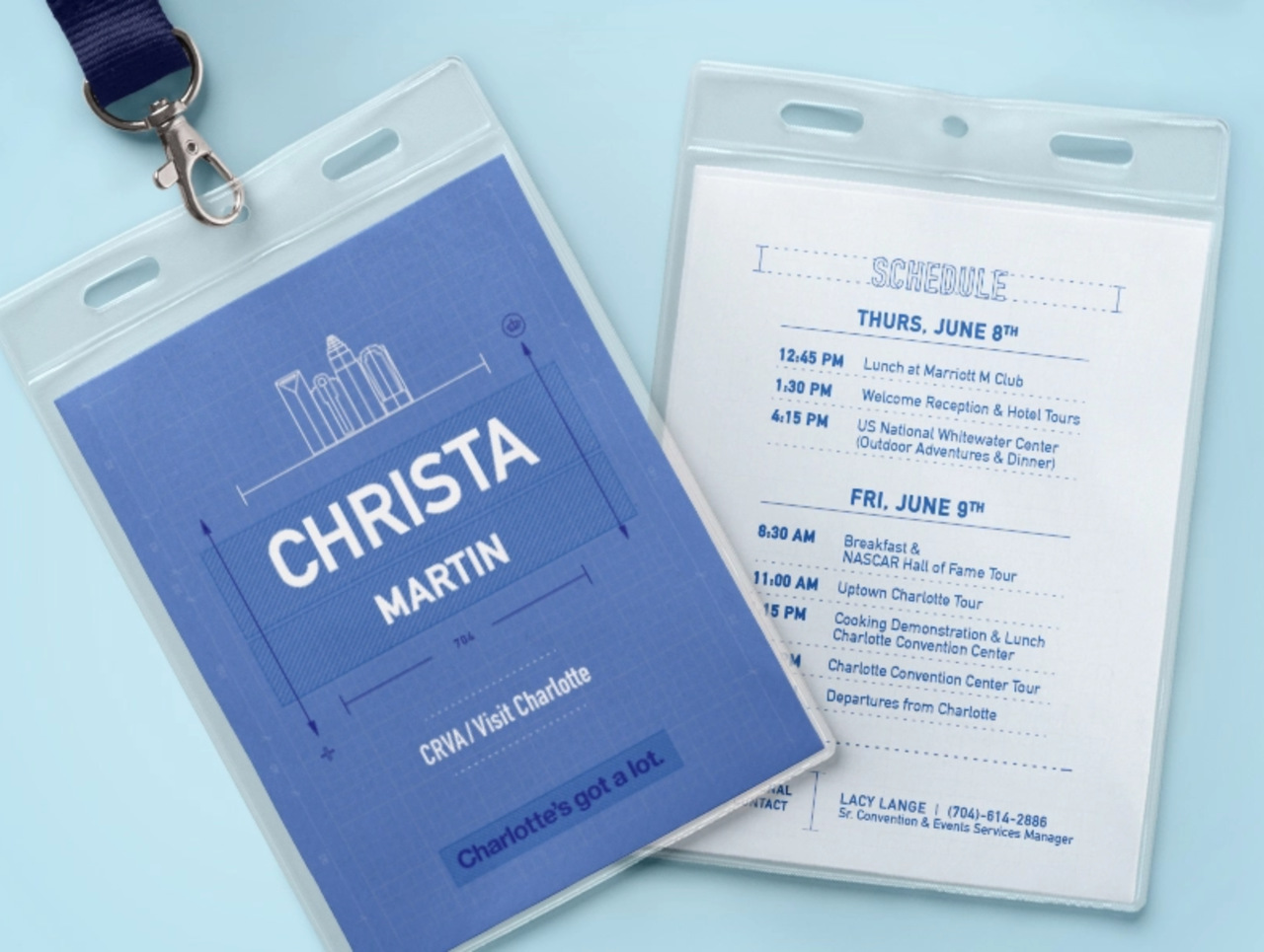 Etkinlik davetlisi hakkında bilgiler içeren ve arka yüzeyind eetkinlik programının yazılı olduğu yaka kartı