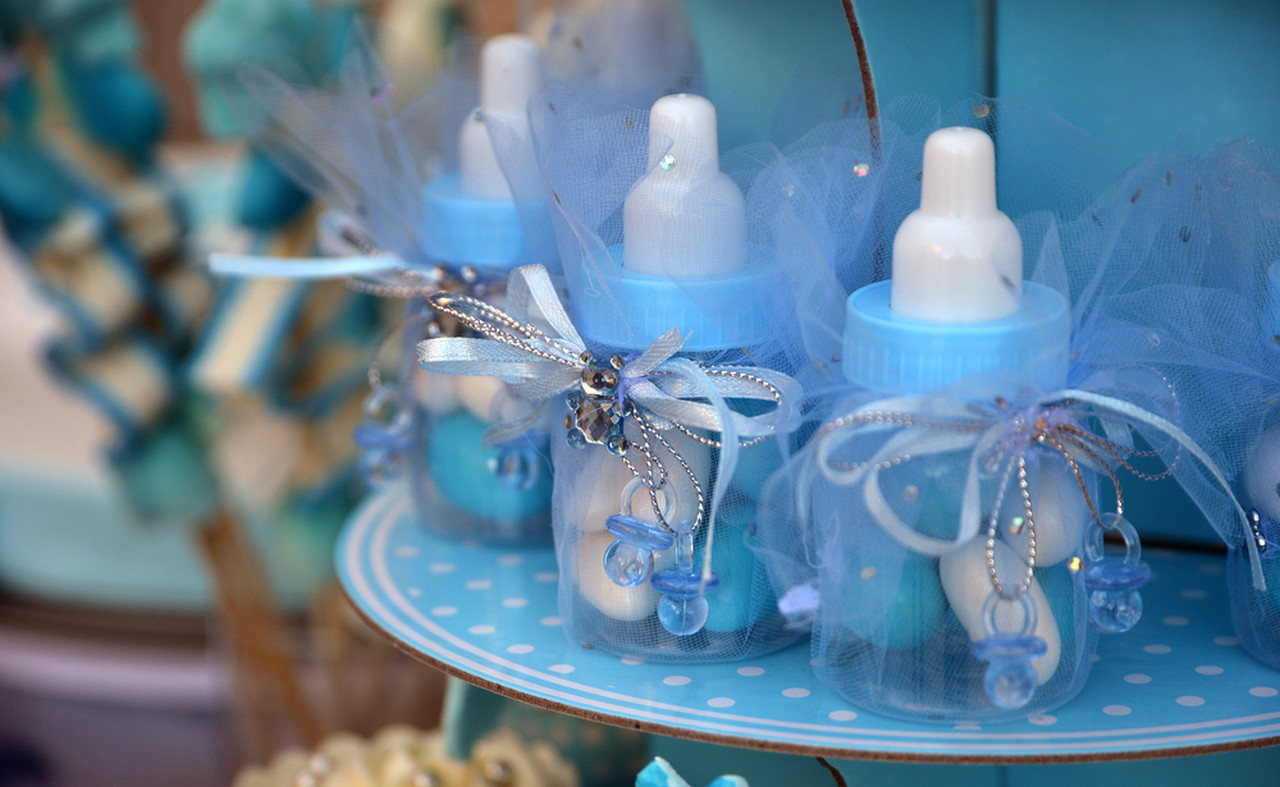 baby shower'da misafirlere vermek üzere hazırlanan içinde badem şekerleri olan biberon şeklinde hediyelikler