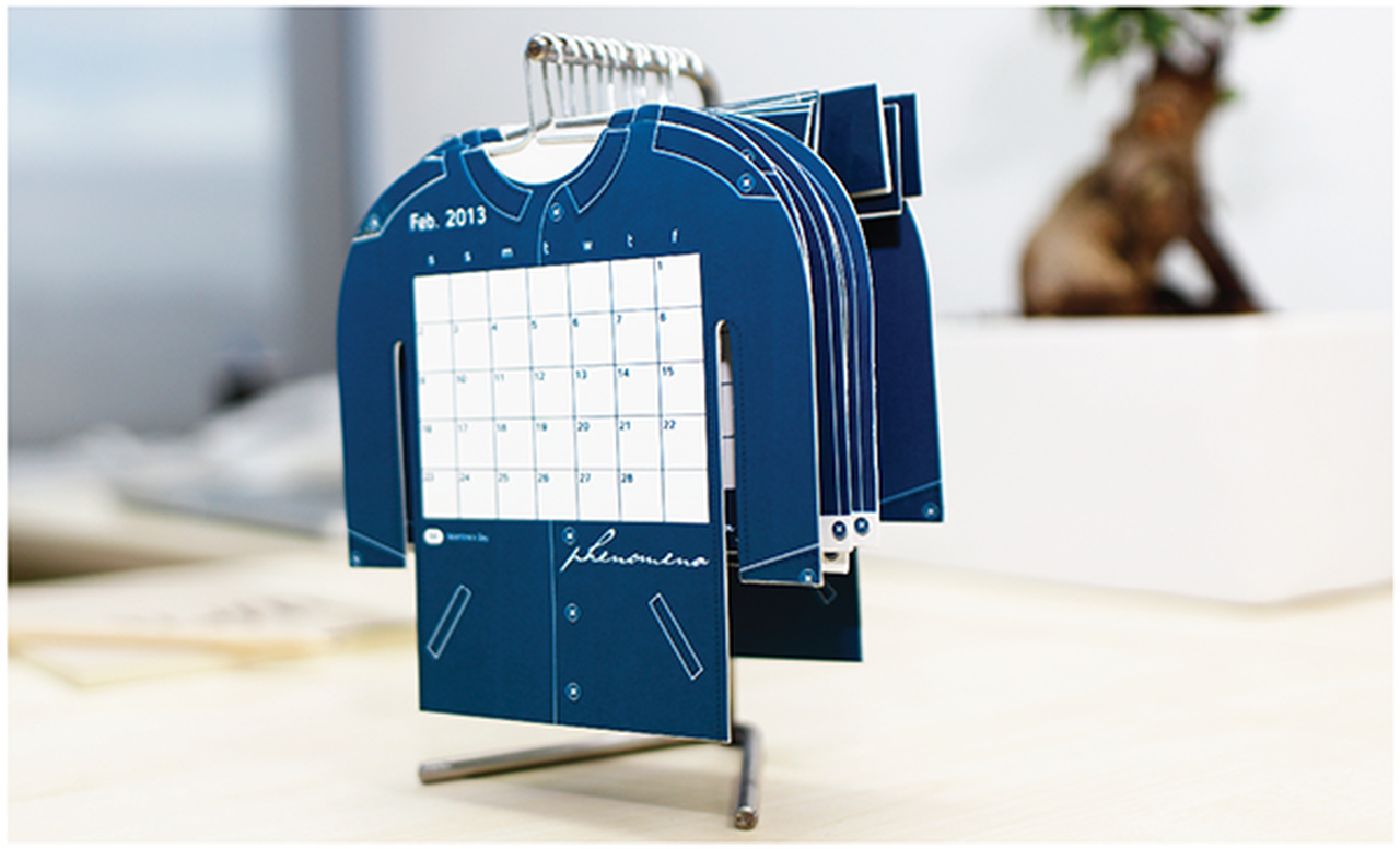 Her ayda farklı bir kıyafet formu alan takvim sayfaları