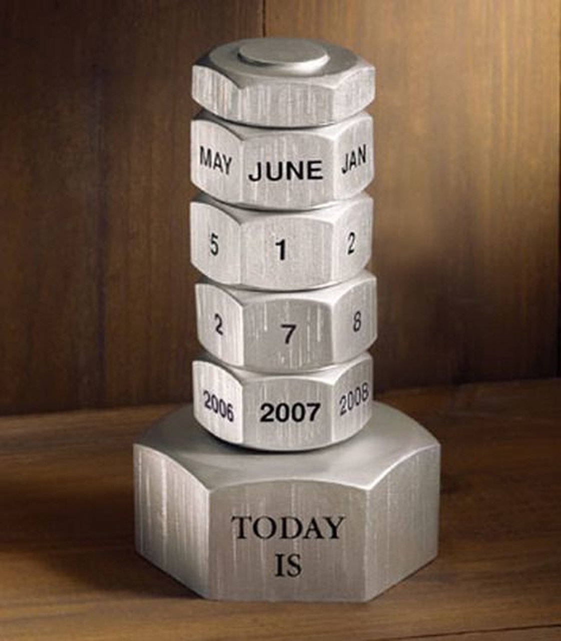 Somun ve civata ile yapılmış dekoratif bir takvim örneği