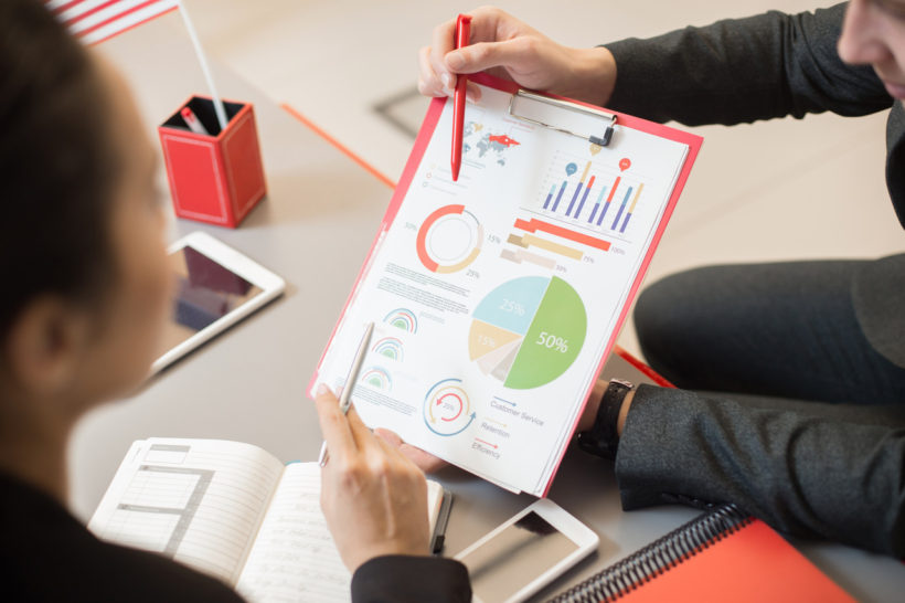 infografik formatında hazırladığı içeriği iş arkadaşına sunan adam