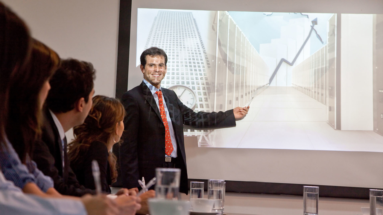 Toplantı sırasında sunum yapan adam