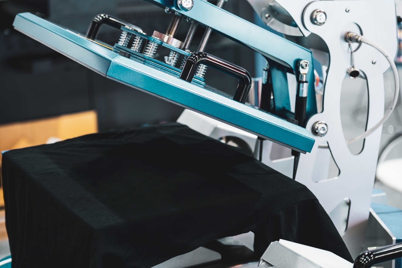 Siyah tişört üzerine pres makinesi ile tişört baskı yapım süreci