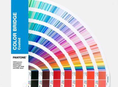 pantone nedir sorusuna yanıt niteliğinde renkleri sergileyen bir pantone renk kataloğu
