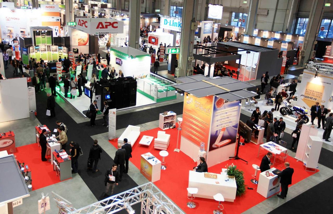 Bir fuarda bir arada standları bulunan firmalar