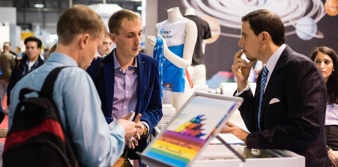 Fuarda bir işletmenin standını ziyaret eden insanlar