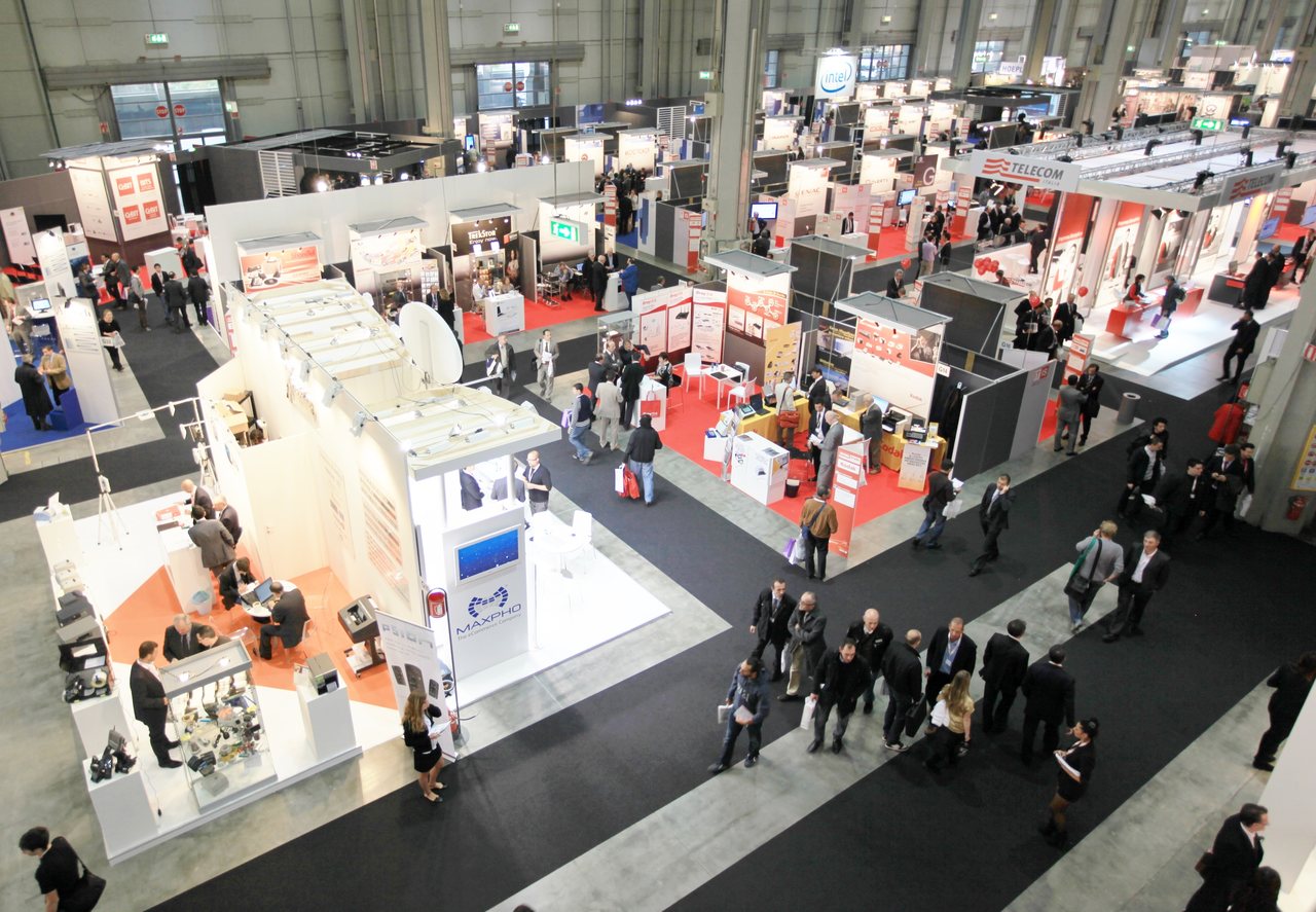 Birçok işletmenin bir arada tanıtım yaptığı bir fuar alanı