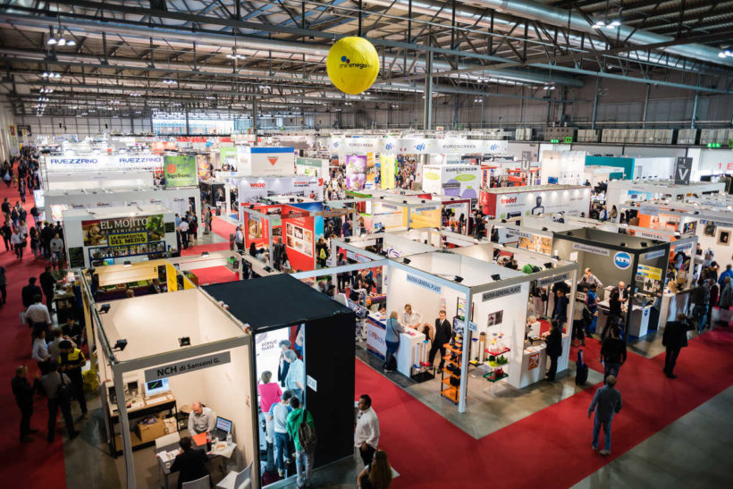 Kalabalık bir fuarda müşterilerinin dikkatini çekmek için fuar stand tasarım çalışmaları yapmış birçok firmaya ait standlar