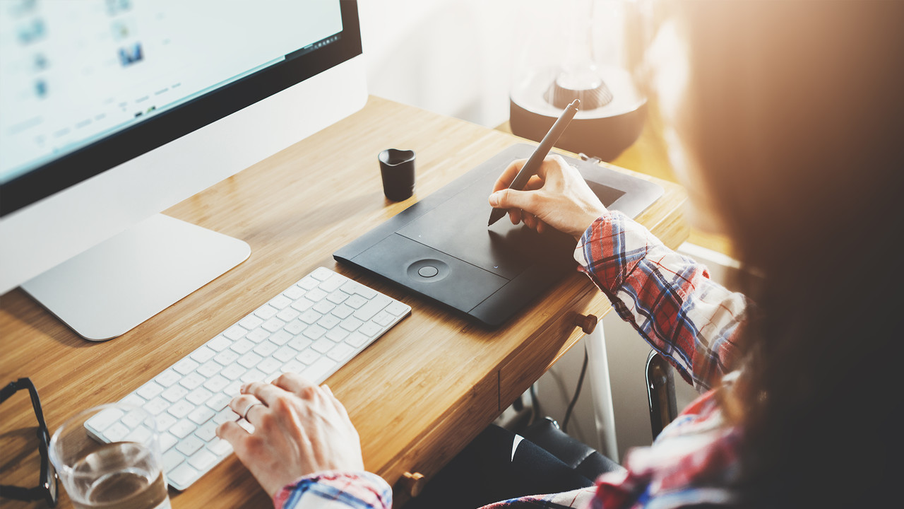 çizim tableti üzerinde çizim yapan grafiker