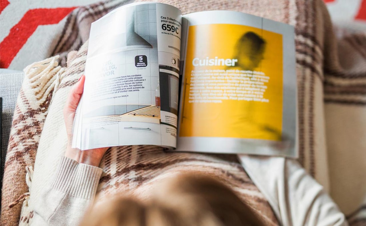 Kucağındaki kataloğu inceleyen kişi