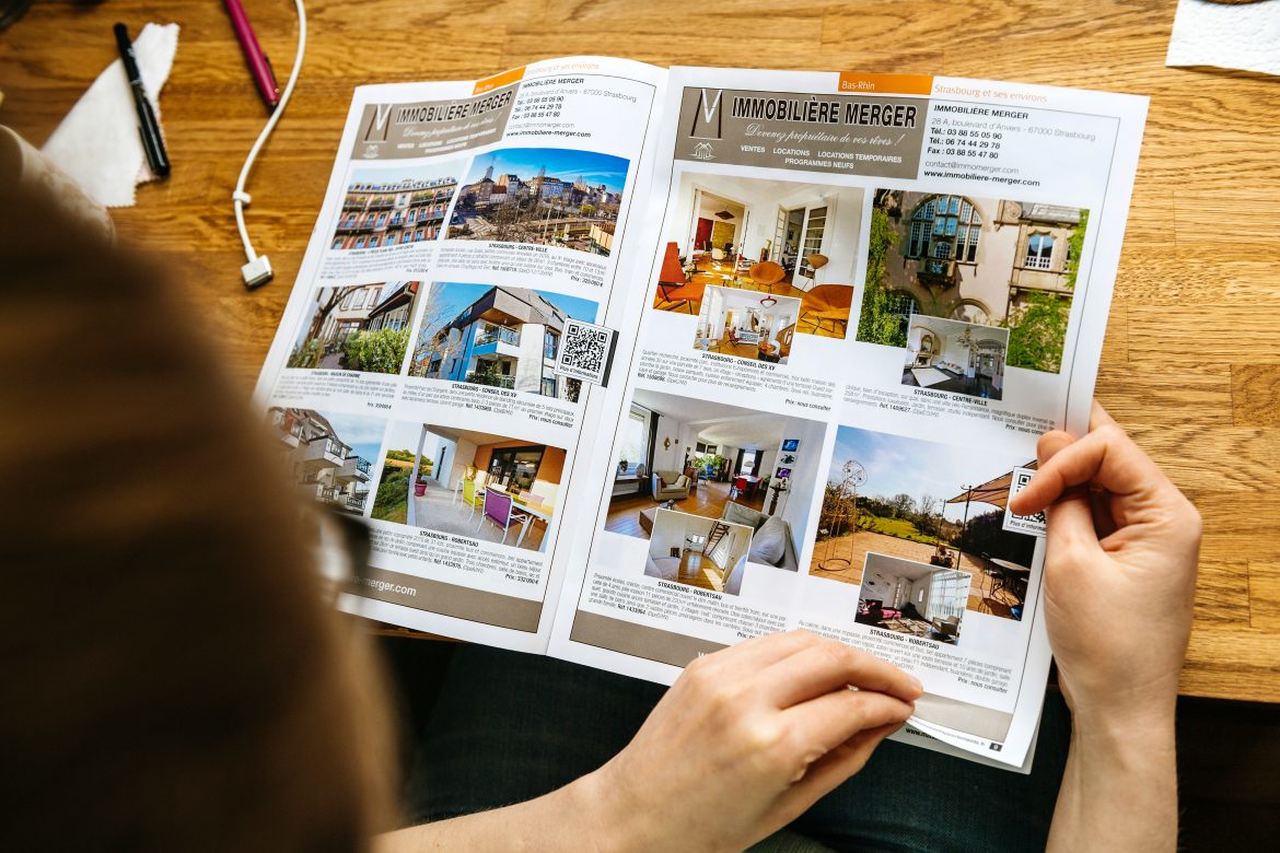 Katalog sayfasını çevirerek ürünleri inceleyen potansiyel müşteri