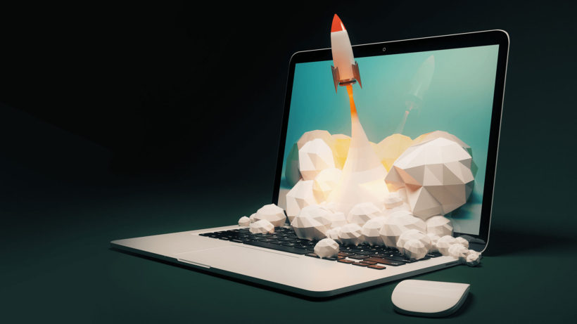 Google ürünleri ile verimliliğini artıran işletmeleri betimleyen laptop ekranından fırlatılan roket görseli