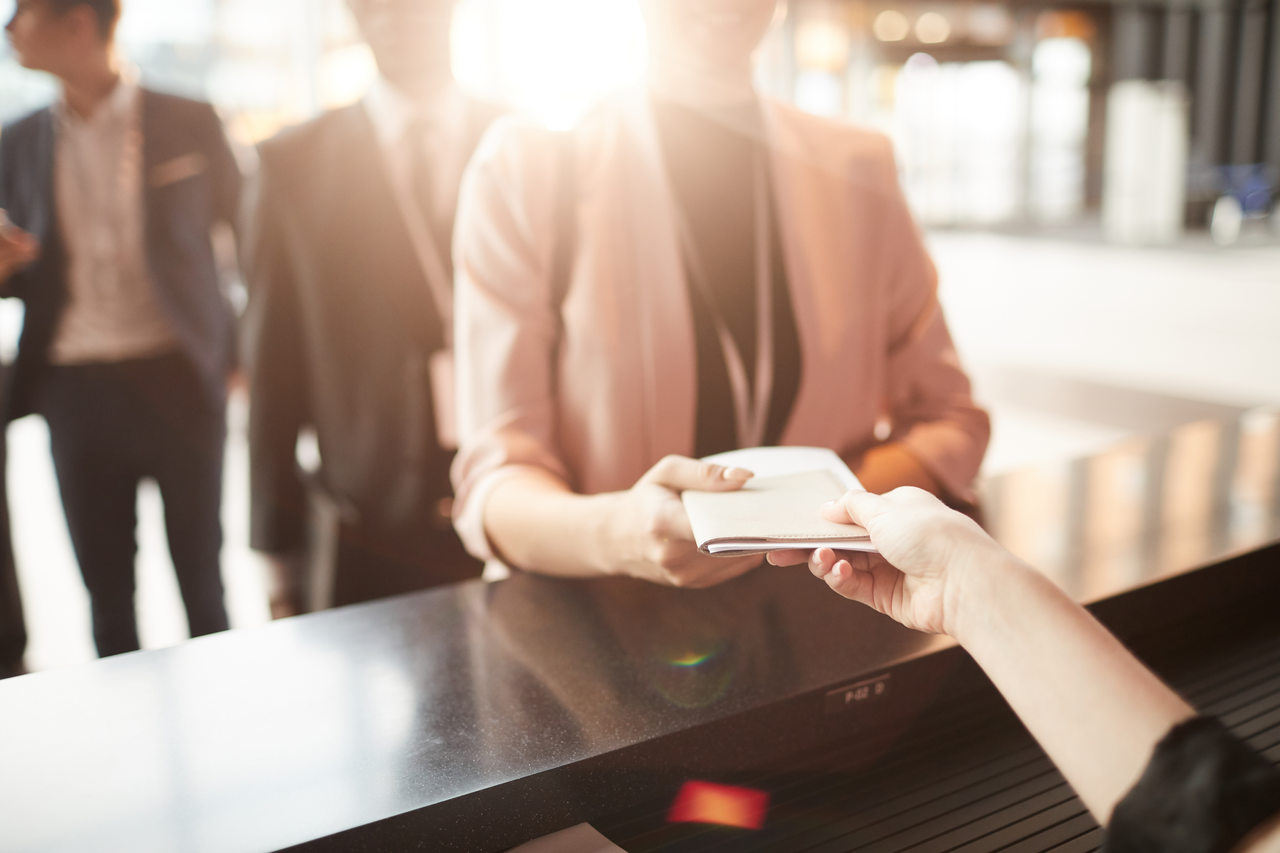 Broşür alan kadın