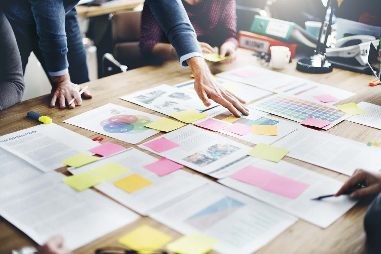 şirket kurmak için iş planı hazırlayan iş insanı