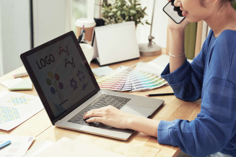 logo tasarım programı kullanan kadın çalışan