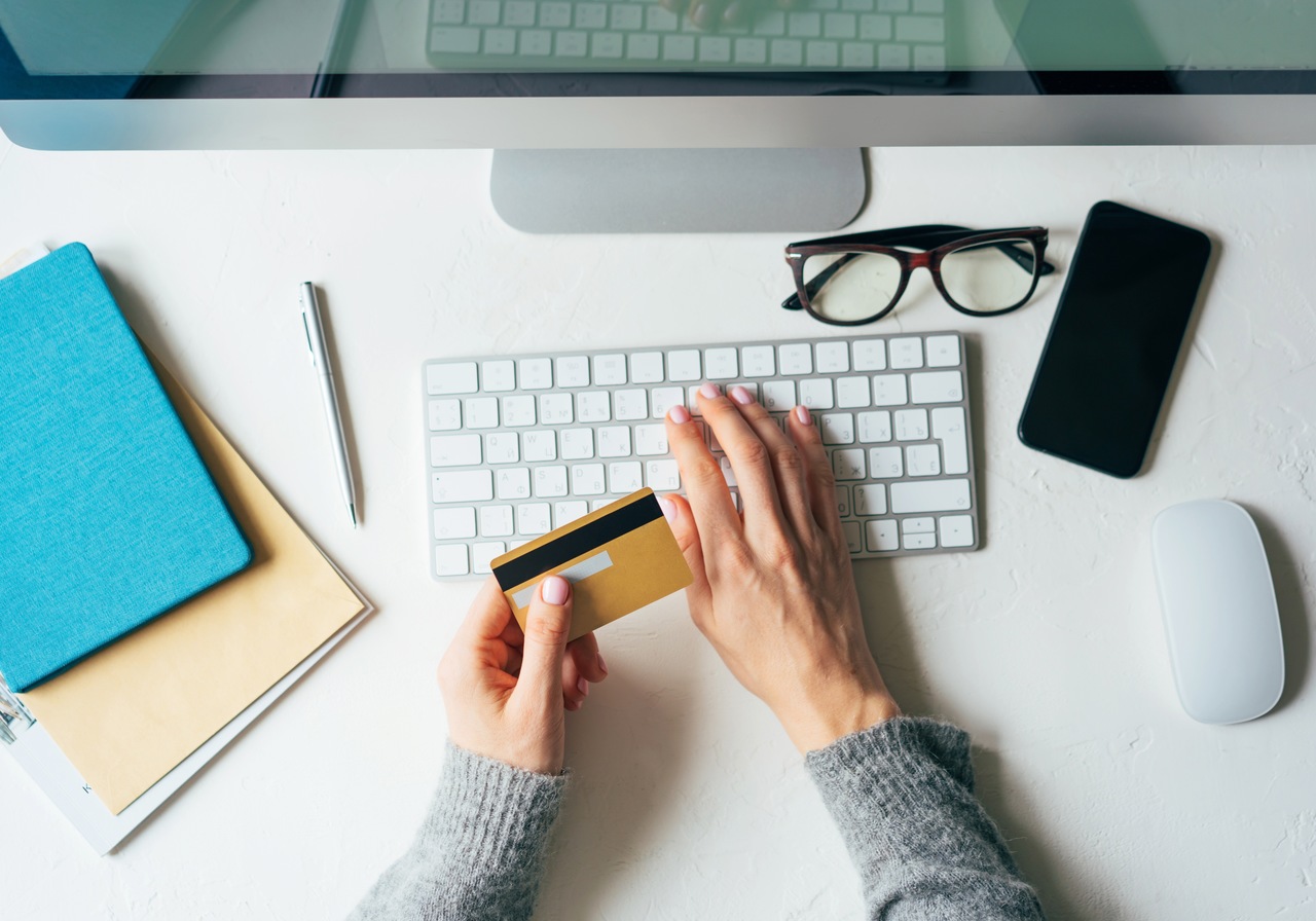 e-ticaret nasıl yapılır konsepti ifade eden online alışveriş yapan kadın eli görseli