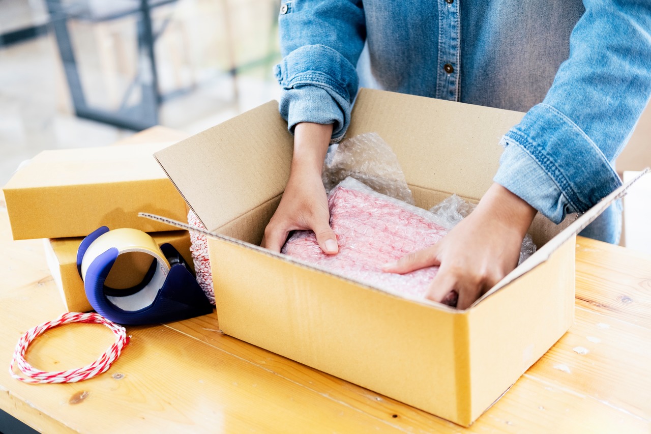 e-ticaret nasıl yapılır konsepti ifade eden paket yapan e-ticaret satıcısı 