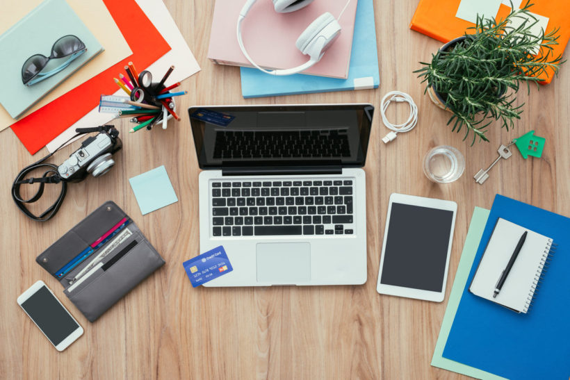 e-ticaret nasıl yapılır konsepti ifade eden masa görseli