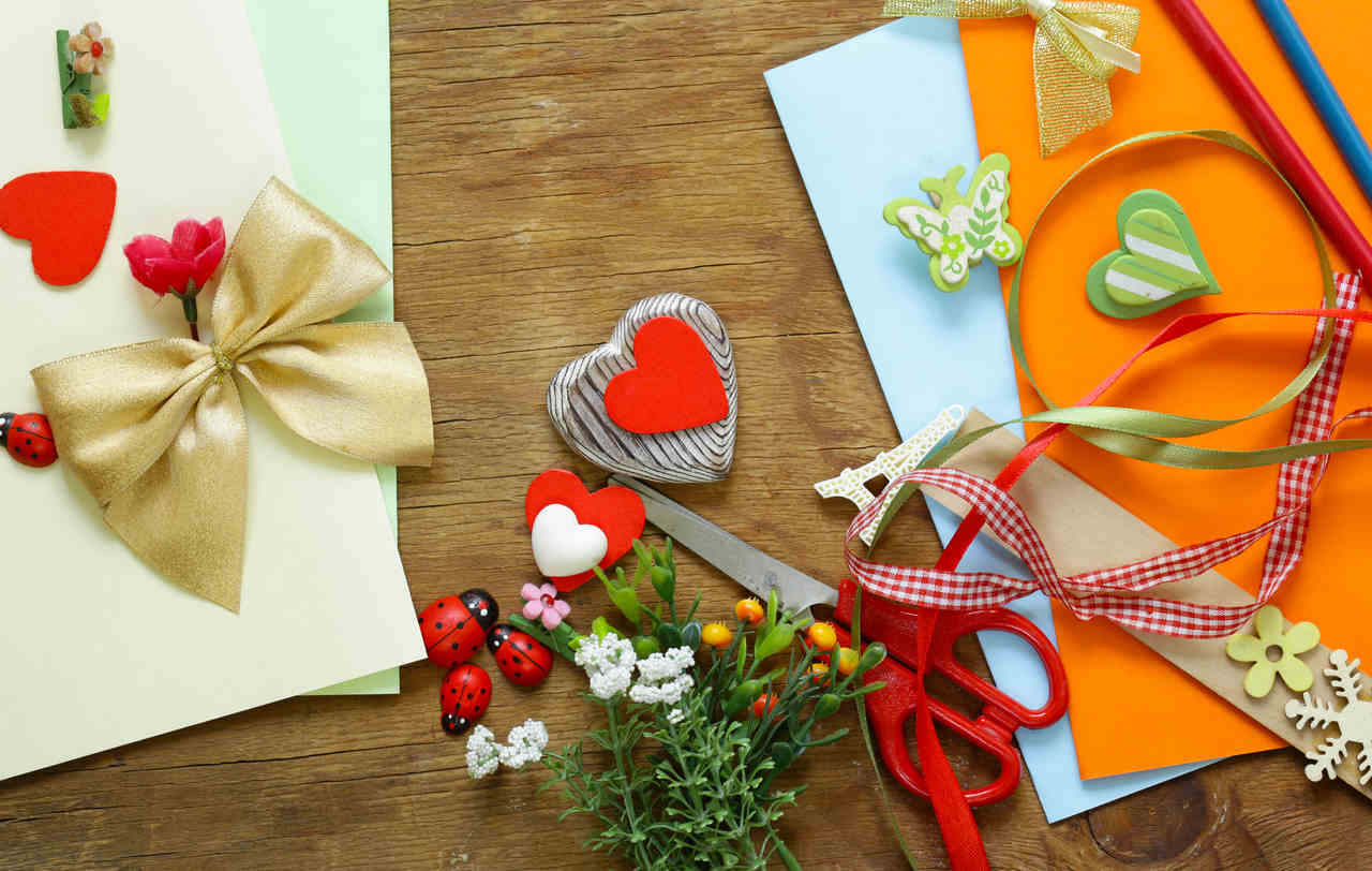 Kartpostal tasarımı için bir araya getirilmiş ve masanın üzerinde duran gerekli malzemeler