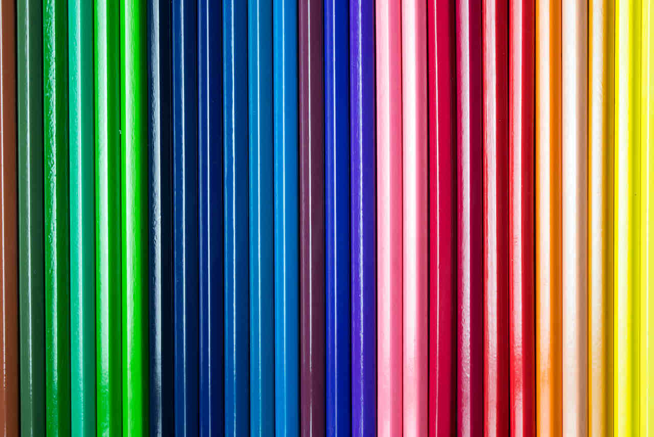 Yan yana dizilmiş renkli kuru boyalar