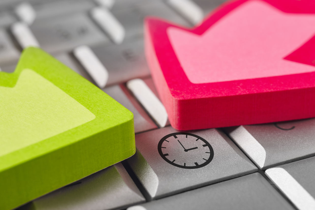 Laptop klavyesi üzerinde bulunan saat imgesi ve onu işaret eden pembe ve sarı renkli ok şeklinde objeler