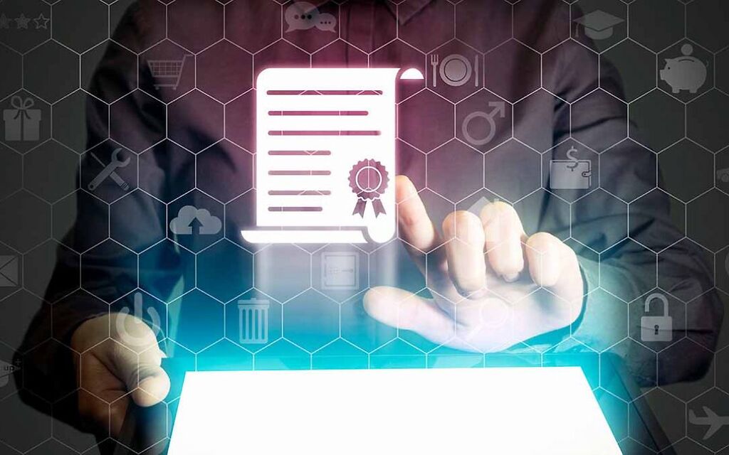 parmağıyla sertifika hologramını işaret eden iş adamı