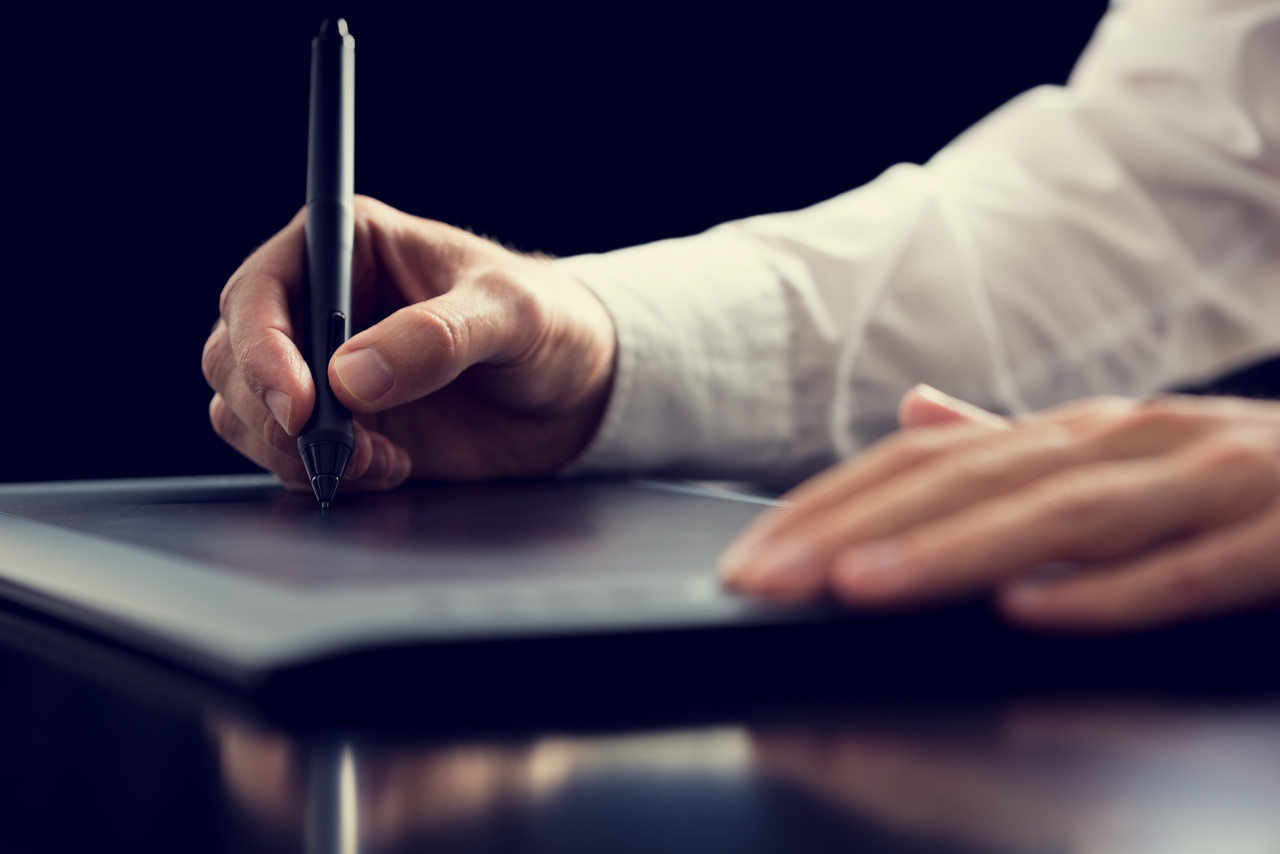 Bilgisayarda çizim yapan tasarımcının eli