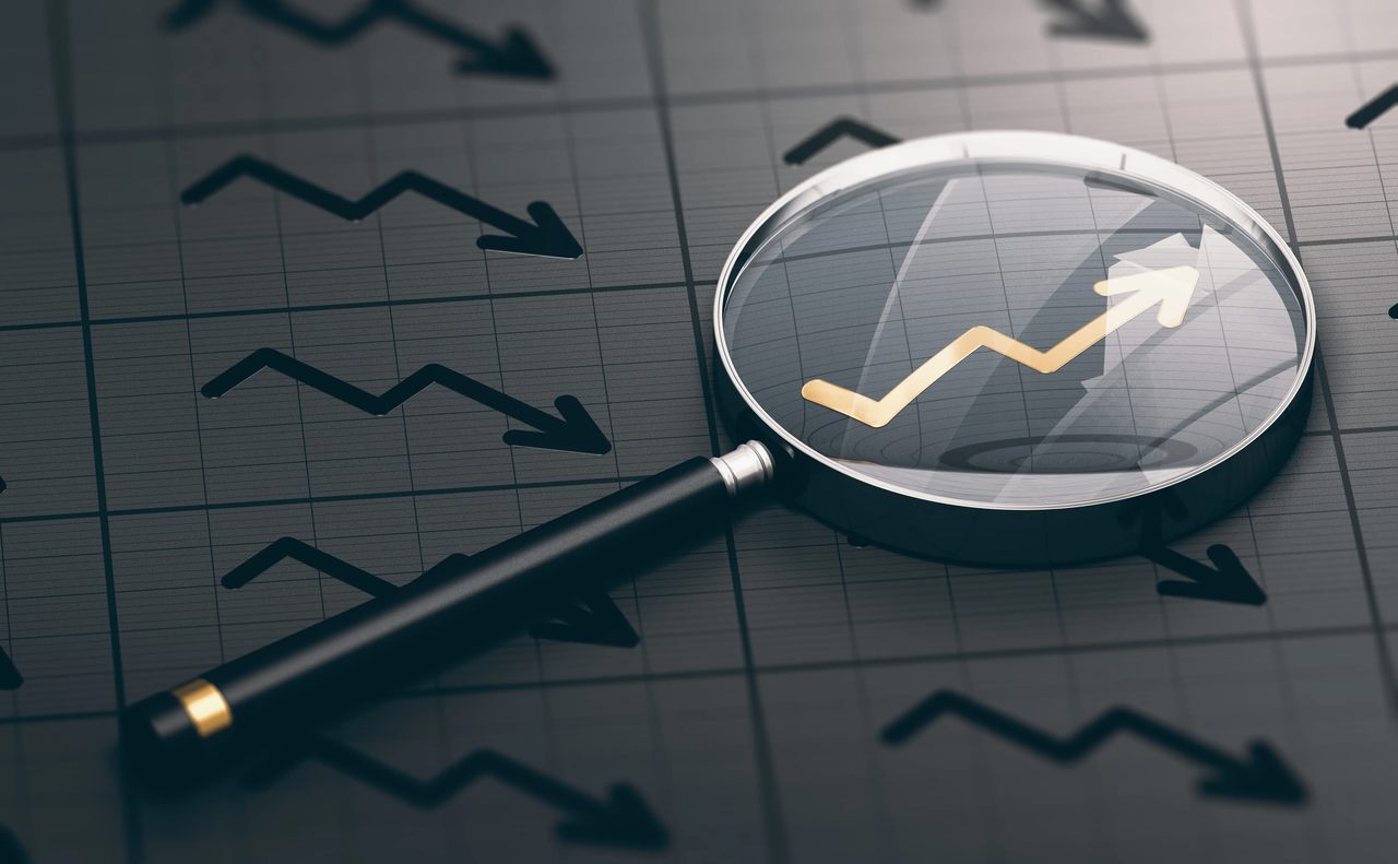 Altın renginde ok işareti üzerine konmuş büyüteç